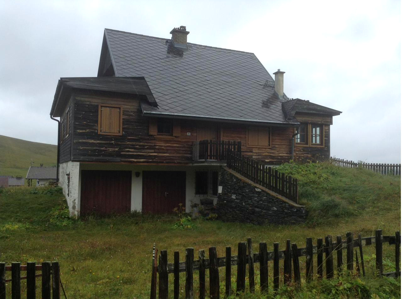 Almhaus vorher, Außenansicht