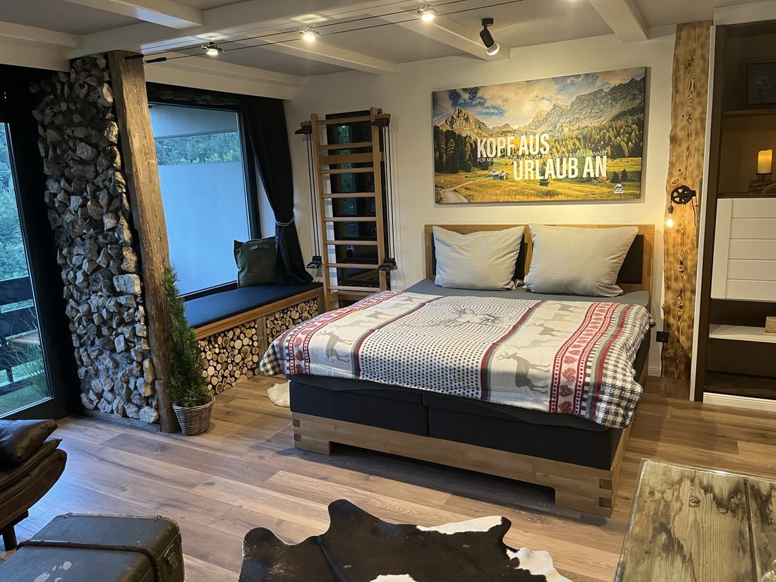Bergnest – gemütliches Schlafzimmer im Alpin-Stil mit Boxspringbett