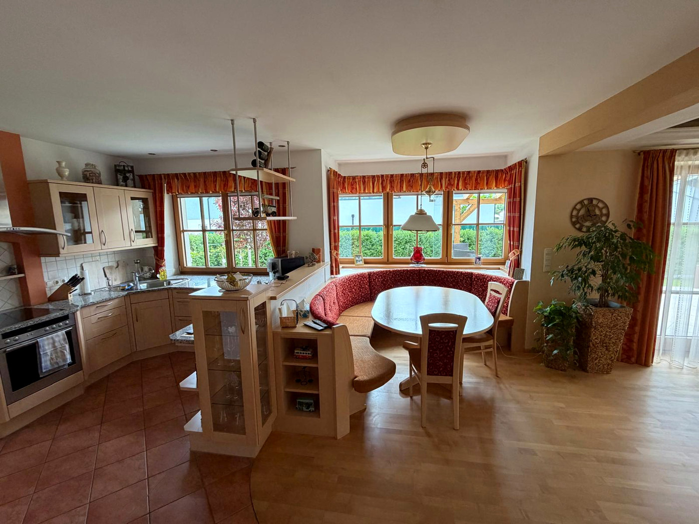 Bestandsfoto: Küche mit Eckbank und ovalem Esstisch