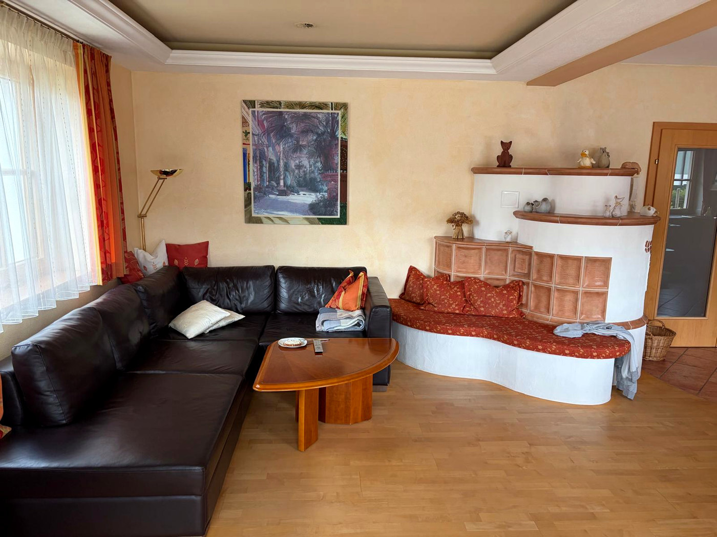 Bestandsfoto: Sofa-Ecke am Kachelofen